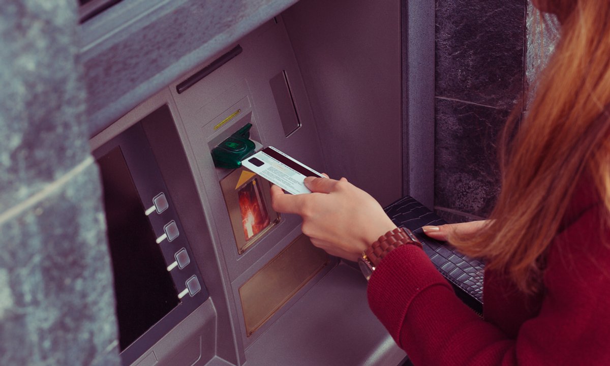 Wiesz, ile pieniędzy możesz wypłacić dziennie z bankomatu? Można się zdziwić