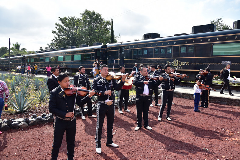 Muzycy Mariachi witają pasażerów pociągu po przyjeździe do Tequili