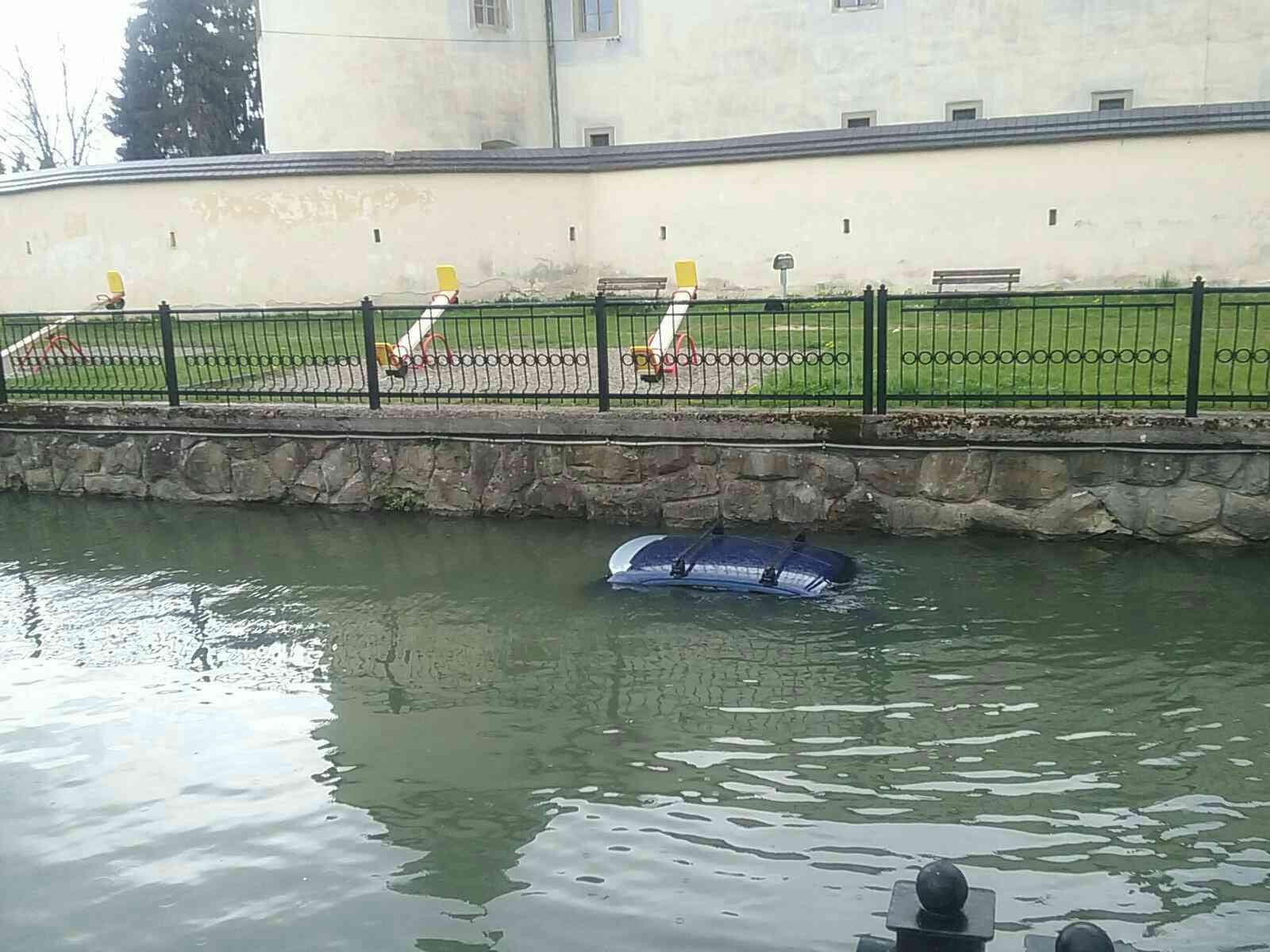 Dve autá v Žilinskom kraji skončili vo vode