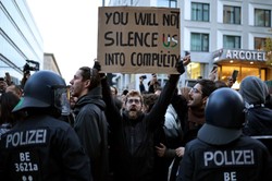 Berlin pogrążony w chaosie. Skandowanie "Allah Akbar", płonące barykady