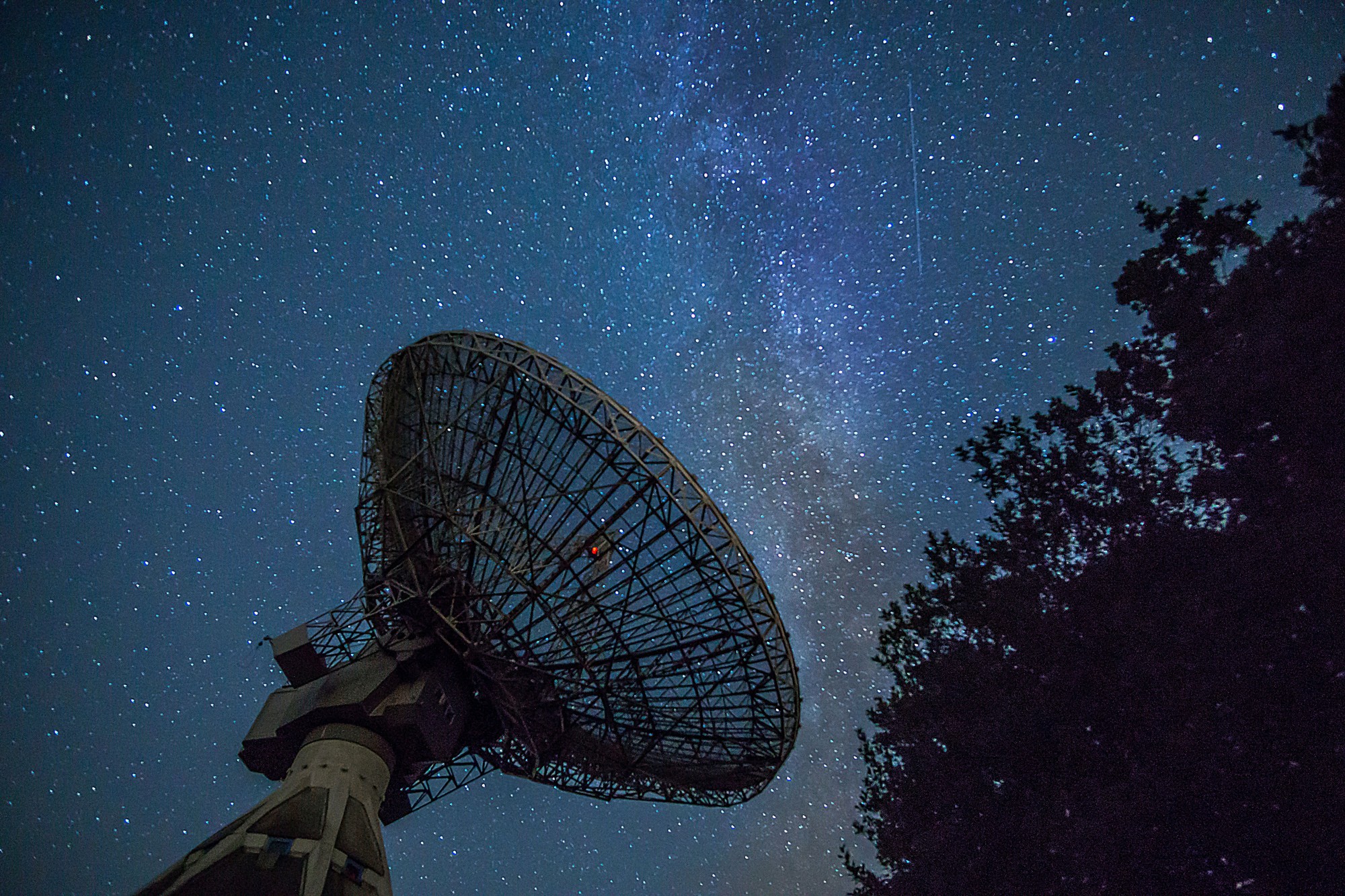 Rádioteleskopy umožňujú astronómom pátrať po úzkopásmových rádiových signáloch, ktoré by mohli predstavovať technosignatúry vzdialených civilizácií. Rozlíšiť ich od pozemského rušenia však zostáva mimoriadne náročné. (Ilustračný obrázok)