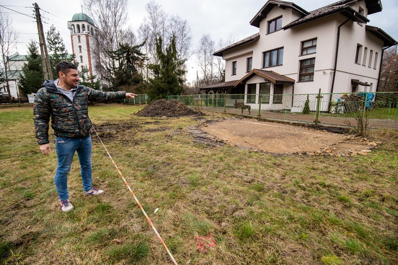 Mieszkaniec Trzebini — pan Paweł. Zapadlisko w rejonie ul. Górniczej 