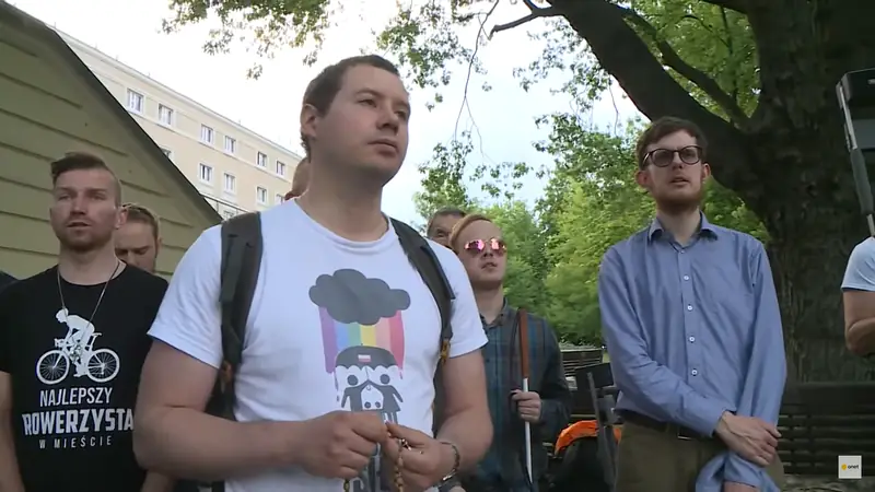 Koszulka z homofobicznym nadrukiem jednego z uczestników protestu.