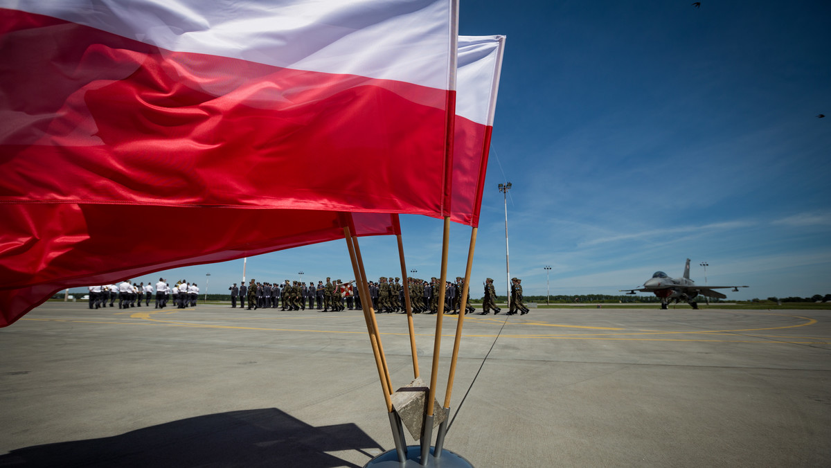 Polska i USA są bliskie podpisania umowy o zwiększeniu obecności amerykańskich wojsk w Polsce o co najmniej 1000 osób - czytamy w "Financial Times", które powołuje się na źródła zbliżone do trwających między Warszawą a Waszyngtonem negocjacji.