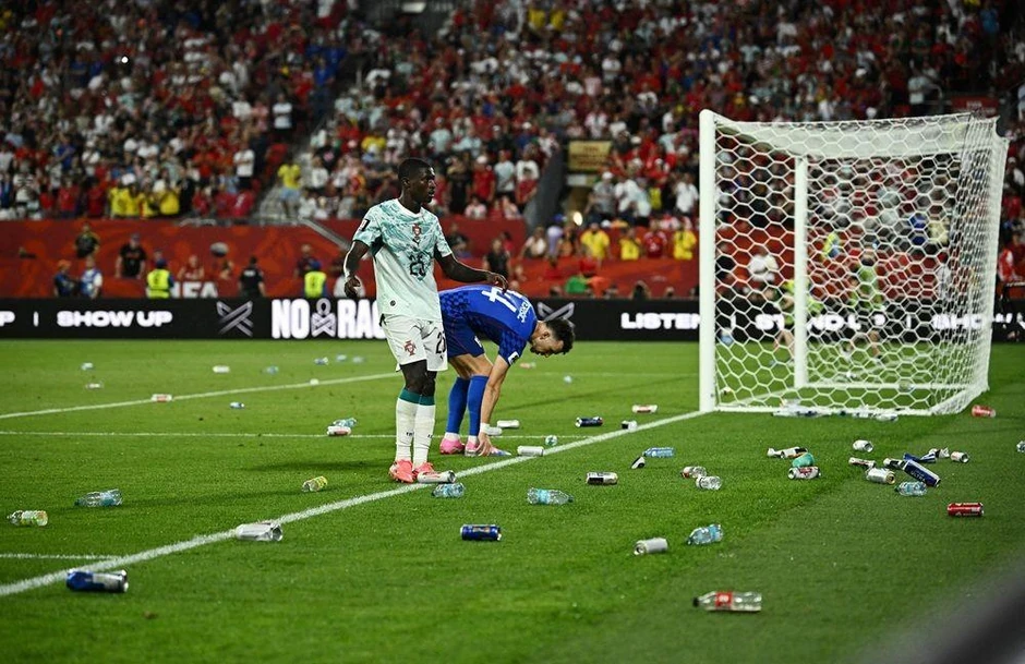Besni navijači Hrvatske bacali su flaše na teren zbog poništenog gola za 2:2 | Foto: REUTERS/Dylan Martinez