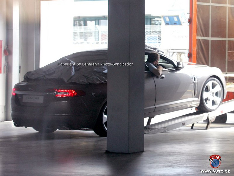 Zdjęcia szpiegowskie: Tył seryjnego Jaguara XF odkryty