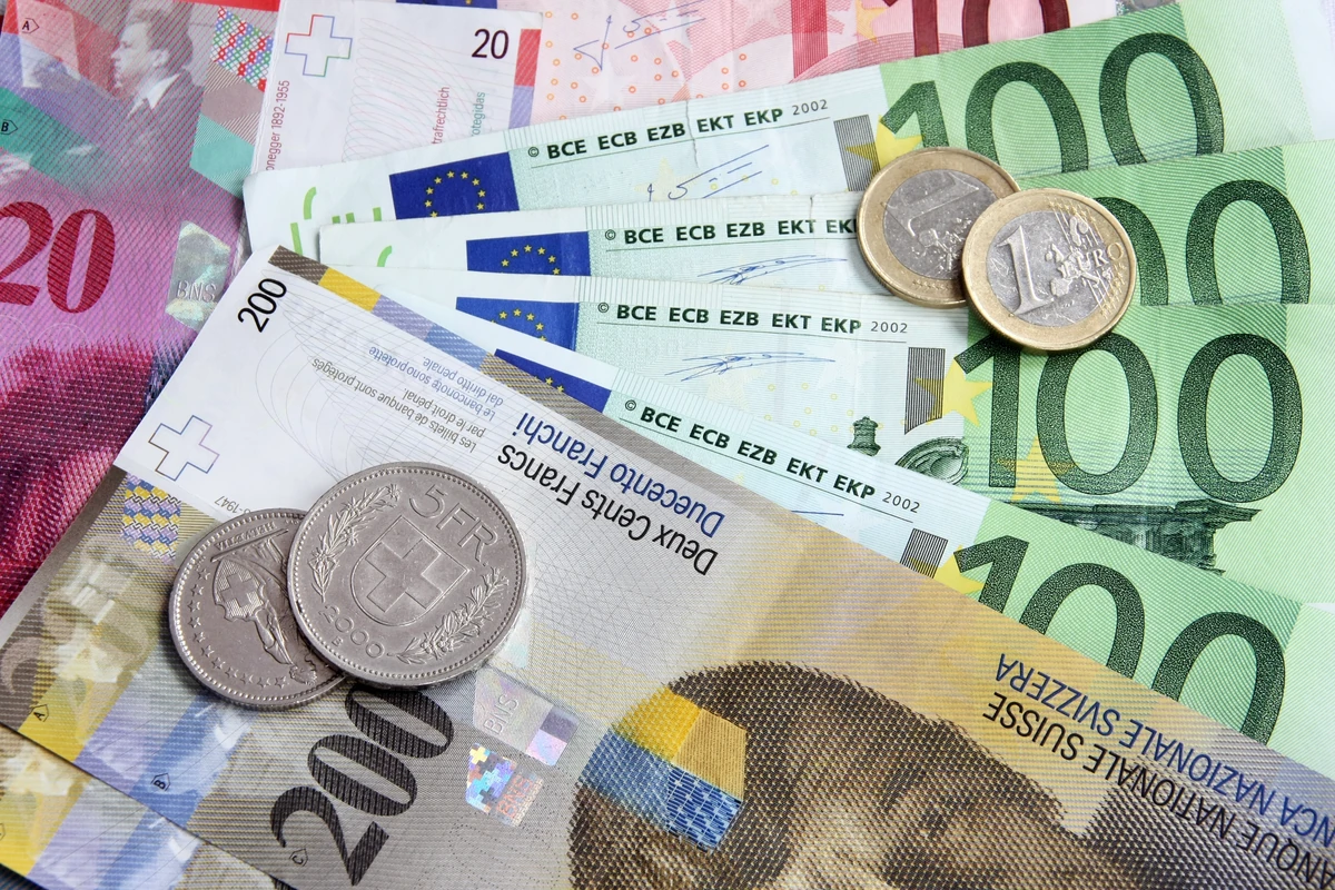  Złoty leci na łeb, na szyję. Euro, dolar i frank drożeją