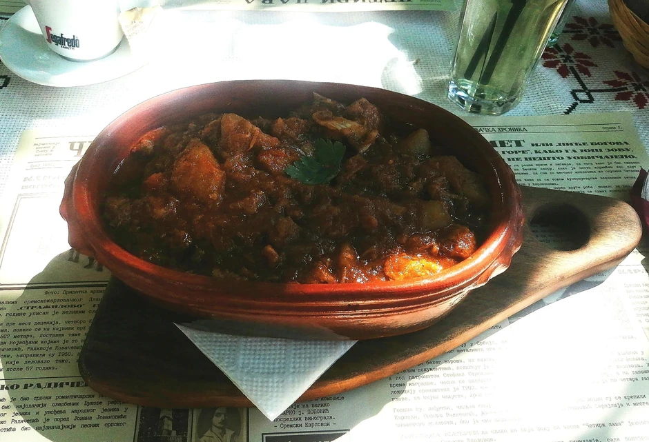 U restoranu na Trgu Branka Radičevića izabrali smo sa menija jelo dana - paprikaš