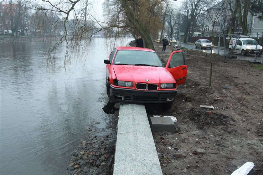 Auto zawisło na barierce. Centymetr i spadłoby do rzeki. FOTY