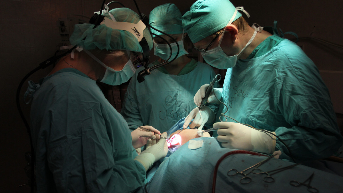 Pierwsza w Polsce operacja wszczepienia implantów w żuchwę
