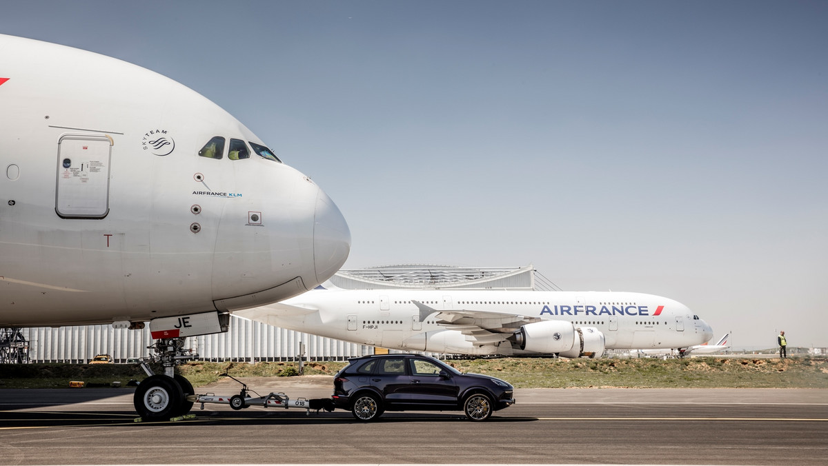 Niedawno na paryskim lotnisku de Gaulle’a miał miejsce wyjątkowy eksperyment. Porsche Cayenne holowało ważący 285 ton samolot Airbus A380, ustanawiając tym samym nowy rekord, który został wpisany do Księgi Światowych Rekordów Guinnessa.