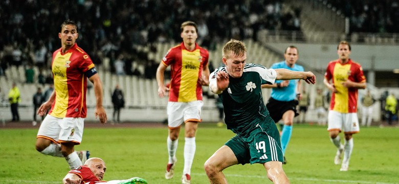 Cudowny gol Karola Świderskiego w Lidze Europy. Reprezentant Polski trafił w samo "okienko"