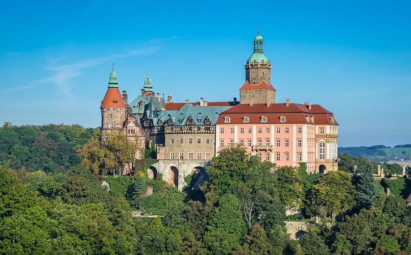 Zamek Książ Usytuowany w Wałbrzychu zespół rezydencjalny jest częścią Książańskiego Parku Krajobrazowego. Znajduje się też na Szlaku Zamków Piastowskich. Jest to trzeci co do wielkości zamek w Polsce (po zamku w Malborku i Zamku Królewskim na Wawelu). Jego niewielka część, w tym znajdujący się w części centralnej zamek piastowski, jest udostępniona zwiedzającym. Okazały kompleks jest atrakcją w sumie trzech szlaków: Szlaku Ułanów Legii Nadwiślańskiej, Szlaku Zamków Piastowskich oraz czerwonego szlaku turystycznego biegnącego od cisu "Bolko" przez zamek, Świebodzice i Witoszów Górny do Bystrzycy Górnej. Fot. Jar.ciurus / Wikimedia Commons, lic. cc-by-sa