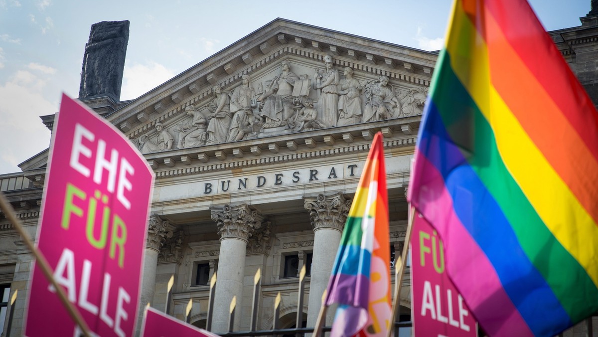 Niemiecki Bundesrat uchwalił w piątek rezolucję, wzywającą rząd federalny do pełnego zrównania homoseksualnych związków partnerskich z małżeństwami. Rezolucja "Małżeństwo dla wszystkich" wyraźnie wskazuje, że chodzi również o prawo do adopcji dzieci.