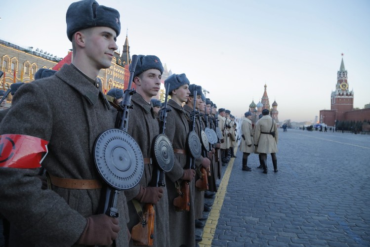 Rosyjscy żołnierze w historycznych mundurach Armii Czerwonej podczas próbnej parady na Placu Czerwonym w Moskwie