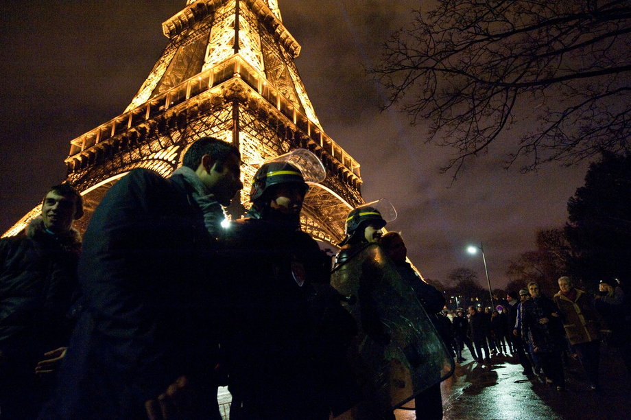 Noc sylwestrowa pod wieżą Eiffla w Paryżu