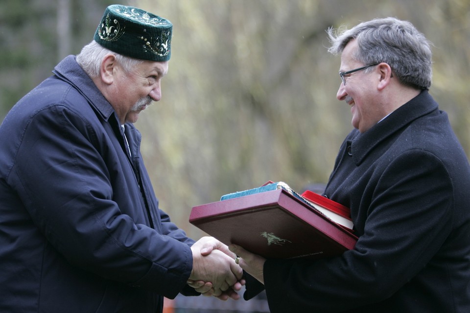 GDAŃSK PREZYDENT KOMOROWSKI WIZYTA POMNIK TATARA ODSŁONIĘCIE