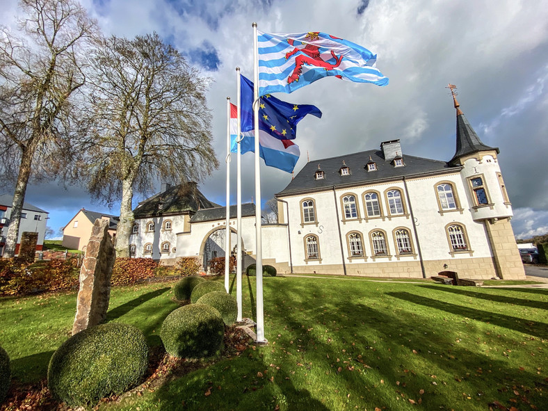 Odrestaurowany XVIII-wieczny zamek (Chateau d’Urspelt) położony na północy państwa w samym sercu doliny rzeki Our, dziś służy jako hotel