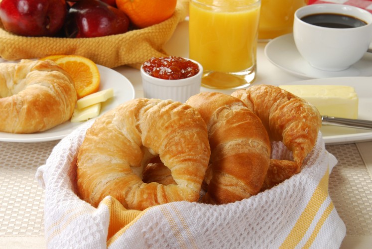 <b>Croissanty</b><br />Obowiązkowa pozycja francuskiego śniadania. Rogaliki podaje się z dżemem i popija sokiem pomarańczowym albo kawą