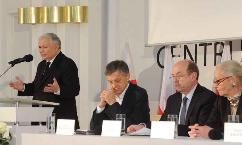 Ryszard Legutko (2P), Andrzej Zybertowicz (3P), Hanna Fołtyn-Kubicka (P) i Jarosław Kaczyński (L) w 2014 r. 