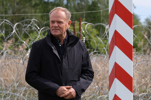 Premier Donald Tusk podczas wizyty przy granicy z Białorusią w miejscowości Ozierany Wielkie