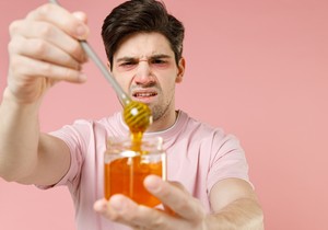 Glavni alergeni u medu koji izazivaju alergijsku reakciju su polen i žlezdani proteini koje pčele proizvode