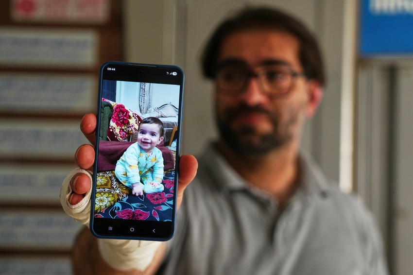 Otac ubijene sedmomesečne beba pokazuje fotografiju svog sina