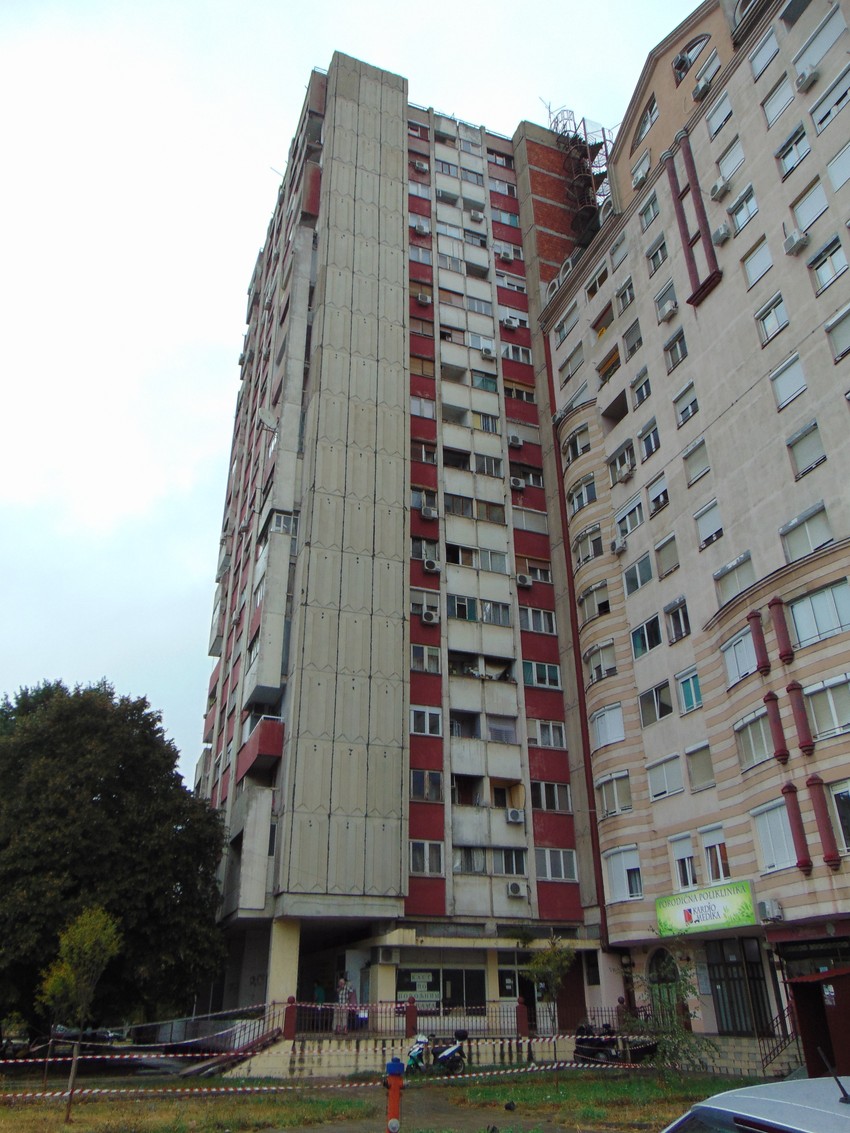 Tragedija je izbegnuta pukom srećom, ali bi - ukoliko izostane reakcija nadležnih - incident mogao da se ponovi, jer je još terasa na zgradi u lošem stanju: Soliter u Ulici vojvode Mišića