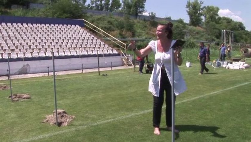 Postawiła płot na środku boiska. Mówi, że to jej teren