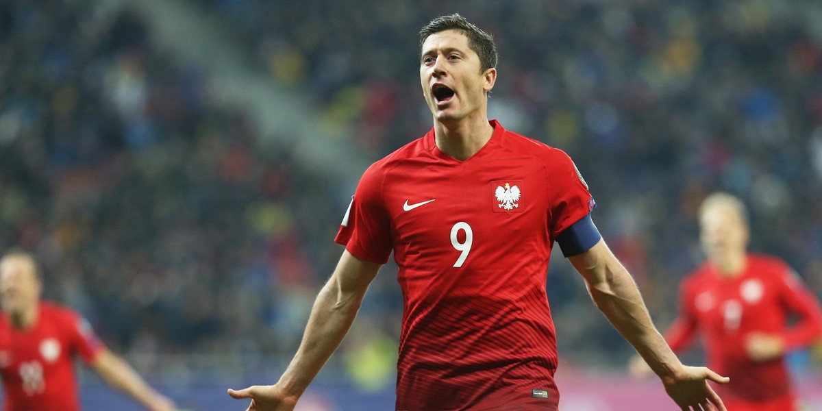 Robert Lewandowski goni Włodzimierza Lubańskiego w ...