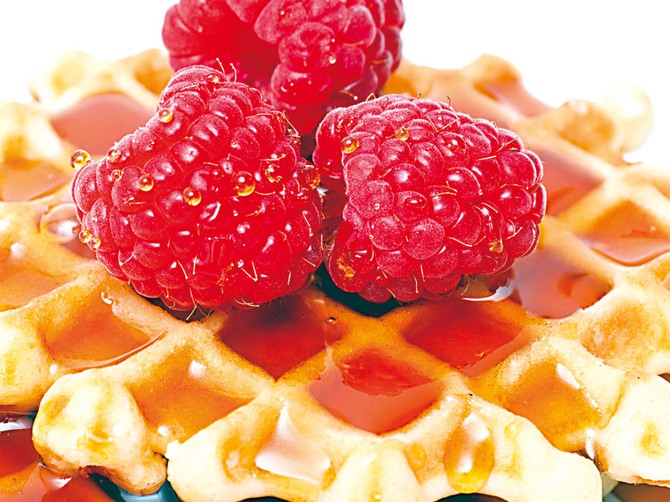 16320_domaci-vafli--stock-photo-belgian-waffles-garnished-with-honey-and-fresh-raspberries-close-up-shutterstock_66433501