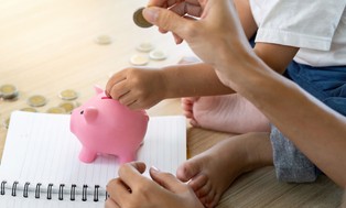 Od 1 października 2025 r. nowy okres świadczeniowy ze starym kryterium 1209 zł. Kiedy zmiana?