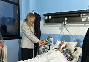 Dubravka Đedović Handanović posetila povređenog radnika Elektrodistibucije Srbije.