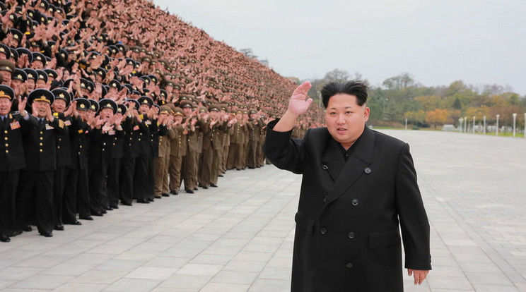 Kim Dzsongun észak-koreai diktátor katonái előtt vonul / Fotó: Northfoto