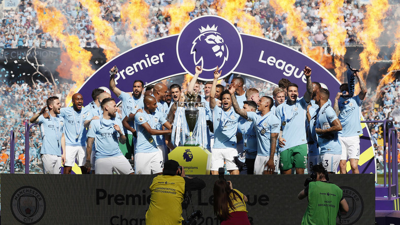 Zdobywca Pucharu Anglii Chelsea Londyn zmierzy się z mistrzem kraju Manchesterem City w niedzielnym meczu na Wembley, a stawką będzie Tarcza Wspólnoty (kiedyś Tarcza Dobroczynności). Spotkanie to tradycyjnie inauguruje sezon w Anglii.