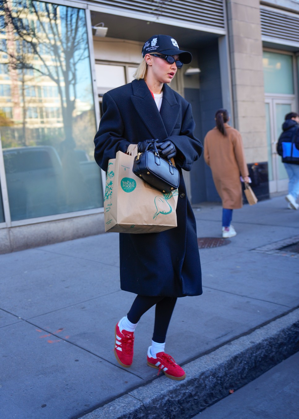 Gigi Hadid tűzpiros Adidas sportcipője 2024 top választása