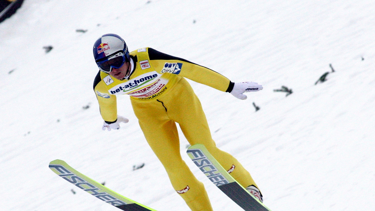 Zagrożone jest rozegranie sobotniego konkursu PŚ w skokach narciarskich w Harrachovie. W czeskiej miejscowości pada śnieg i mocno wieje. Jury zdecydowało się odwołać serię próbną, która miała odbyć się o godz. 15:00.