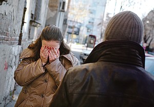 Devojka koju je manijak polio kiselinom najverovatnije nije slučajna žrtva