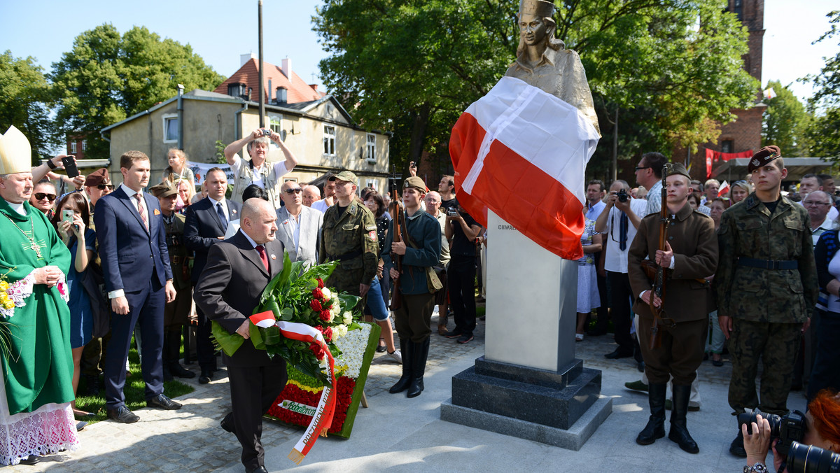 Pomnik Danuty Siedzikówny zamordowanej w 1946 r. w wieku 17 lat przez komunistyczny aparat bezpieczeństwa odsłonięto w niedzielę w Gdańsku. Droga "Inki", jej niezłomna postawa, urasta do rangi symbolu – mówił podczas mszy metropolita gdański Sławoj Leszek Głódź.