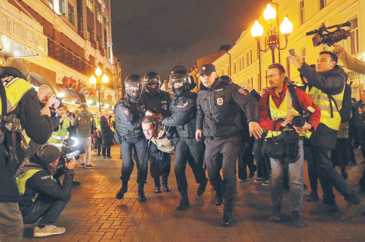 Gdy nastąpiła agresja przeciw Ukrainie, rosyjscy demokraci wyprowadzili na ulice dziesiątki tysięcy ludzi, ale nie setki tysięcy. Protesty szybko zostały stłumione i ucichły