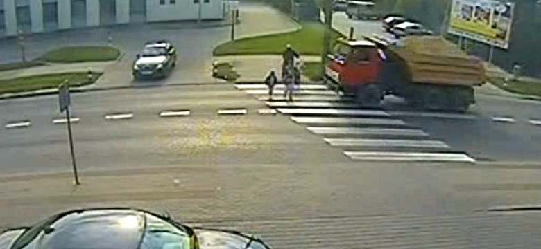 Ciężarówka wjeżdża w matkę z dzieckiem na pasach. WIDEO