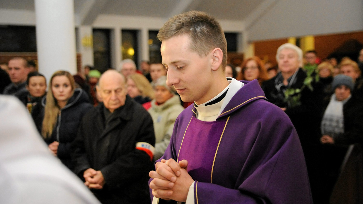 Mimo całkowitego zakazu wystąpień publicznych i wszelkiej aktywności w środkach masowego przekazu, były duchowny z parafii na wrocławskim Oporowie, ksiądz Jacek Międlar nie daje o sobie zapomnieć.