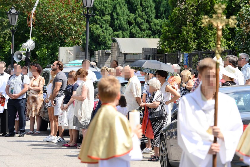 Doda z Emilem Stępniem na procesji w Boże Ciało