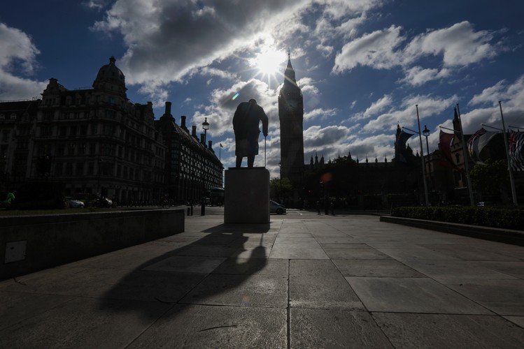 <b>Liczebność armii:</b><br>

*Całkowity personel wojskowy: 232 tys.<br>

*Aktywny personel wojskowy: 151 tys.<br>

*Personel rezerwowy: 81 tys.<br><br>

<b>Budżet obronny: 45,7 mld dol.</b><br><br>

<b>Siły powietrzne:</b><br>

*Całkowita liczba statków powietrznych: 856, w tym śmigłowce: 347<br><br>

<b>Wozy bojowe:</b><br>

*Czołgi: 249<br>

*Pojazdy pancerne: 5 848<br>

*Artyleria samobieżna: 89<br>

*Działa holowane (armaty): 138<br>

*Wyrzutnie rakietowe: 42<br><br>

<b>Siły morskie:</b><br>

*Ogółem: 76, w tym:<br>

*Lotniskowce: 2<br>

*Fregaty: 13<br>

*Niszczyciele: 6<br>

*Łodzie podwodne: 11<br>

*Okręty patrolowe: 4<br>

*Stawiacze min: 15<br>