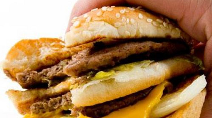 Undorító dolgokat találtak nemzetközi gyártók burgereiben!