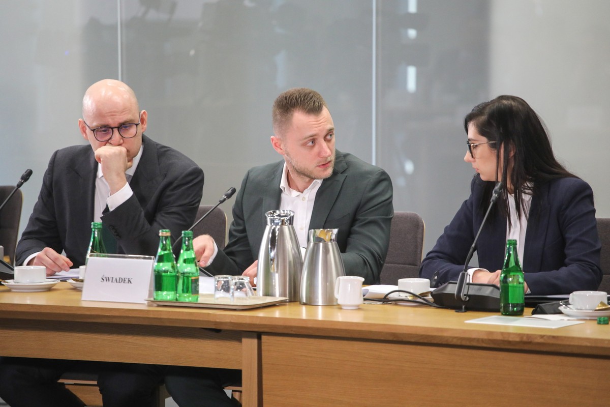 Warszawa, 26.02.2024. Współpracownik byłego wiceszefa MSZ Piotra Wawrzyka, Edgar Kobos (C) podczas przesłuchania przez sejmową komisję śledczą do zbadania legalności, prawidłowości oraz celowości działań, a także występowania nadużyć, zaniedbań i zaniechań w zakresie legalizacji pobytu cudzoziemców na terytorium Rzeczypospolitej Polskiej w okresie od dnia 12 listopada 2019 r. do dnia 20 listopada 2023 r., 26 bm. w Sejmie w Warszawie. (mr) PAP/Albert Zawada
