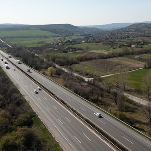 Halálos áldozata is van az M1-es autópályán szerda délután történt balesetnek