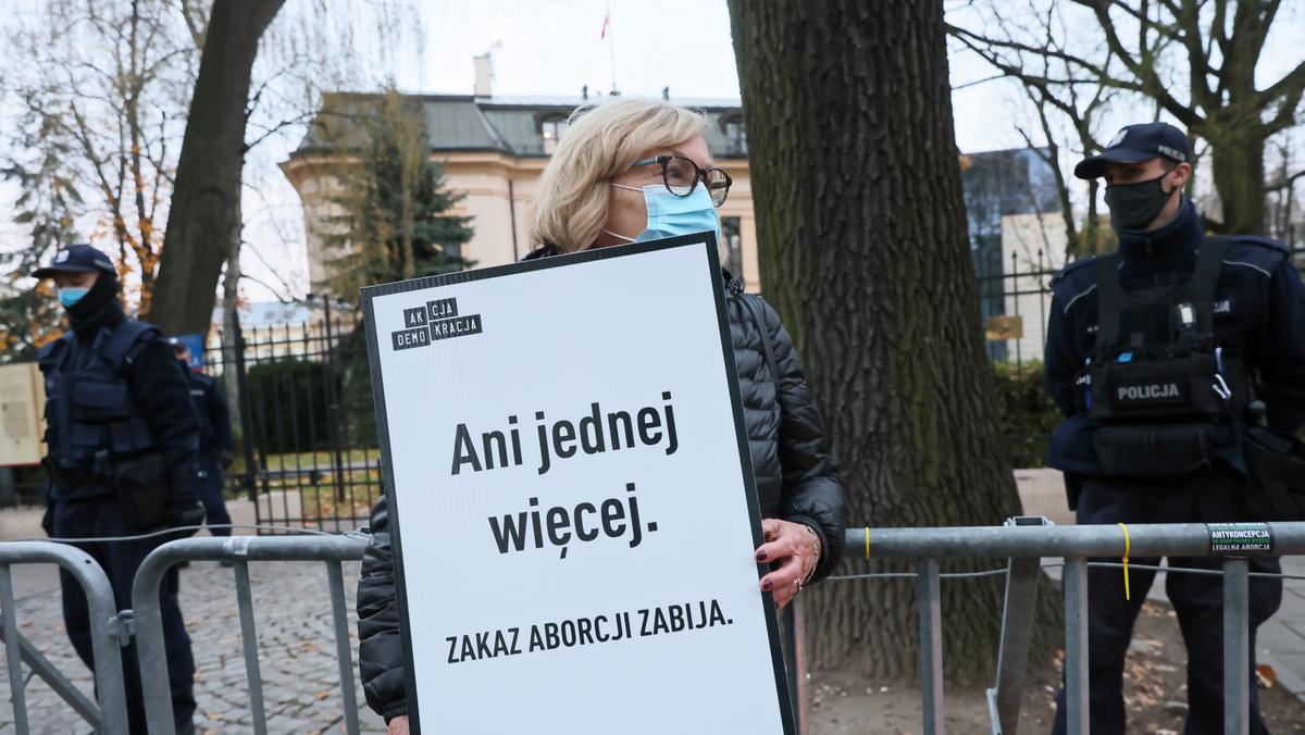 Protest pod hasłem Ani jednej więcej przed Trybunałem Konstytucyjnym w Warszawie. Protest przeciwników ograniczania dostępu do aborcji zorganizowany został po śmierci 30-letniej ciężarnej kobiety z Pszczyny.