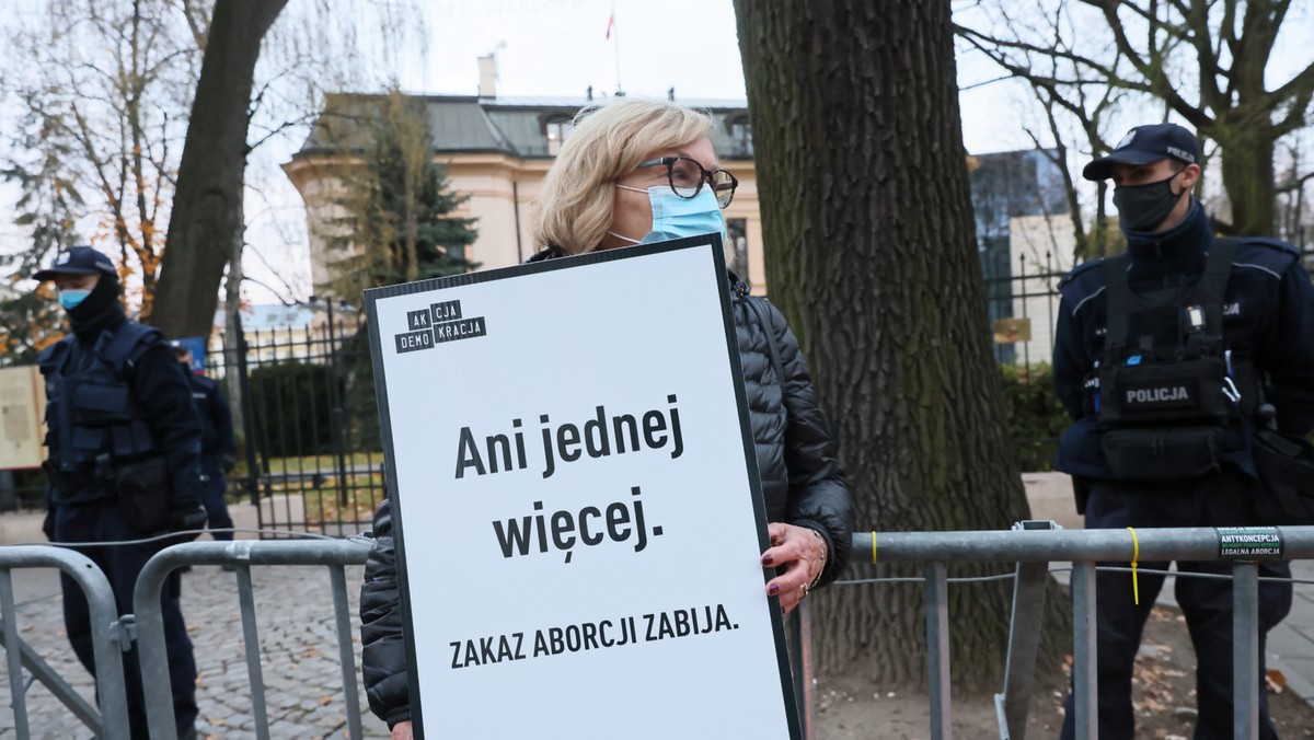 Protest pod hasłem Ani jednej więcej przed Trybunałem Konstytucyjnym w Warszawie. Protest przeciwników ograniczania dostępu do aborcji zorganizowany został po śmierci 30-letniej ciężarnej kobiety z Pszczyny.