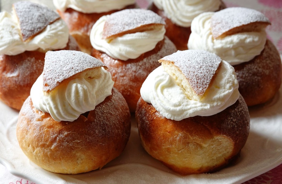 Skandynawskie ciasteczka semla z posypką z cukru pudru